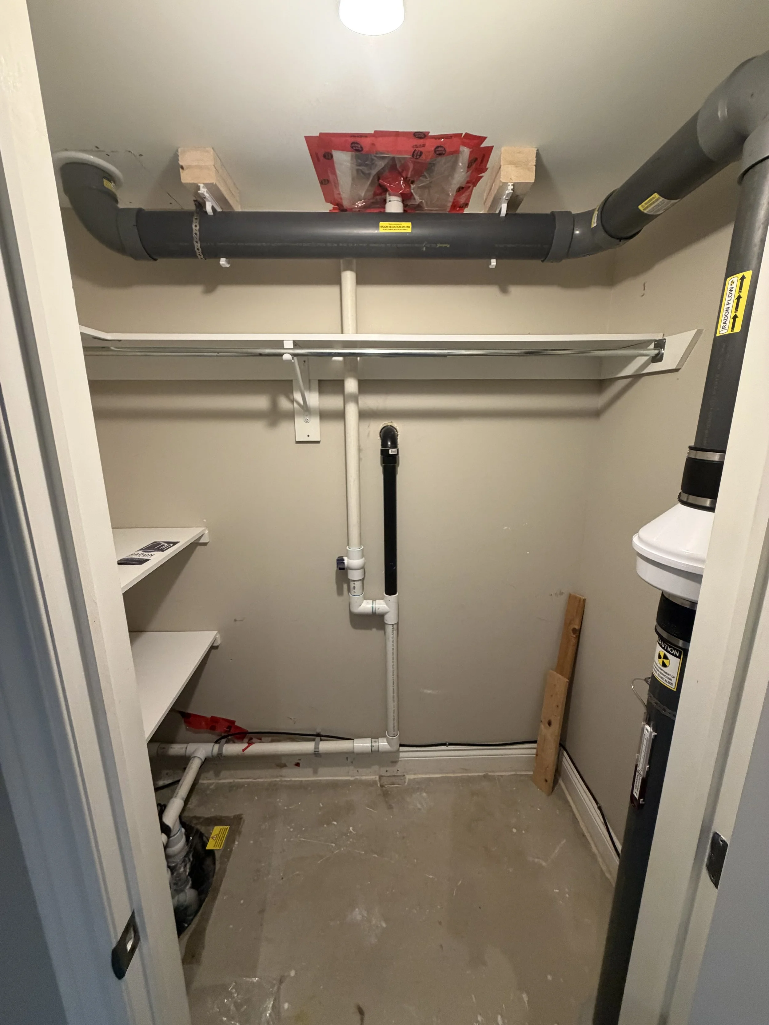 Installation optimisée dans un espace de rangement

Système d’atténuation du radon installé de façon discrète et stratégique afin de maximiser l’espace disponible tout en préservant la fonctionnalité du rangement. 