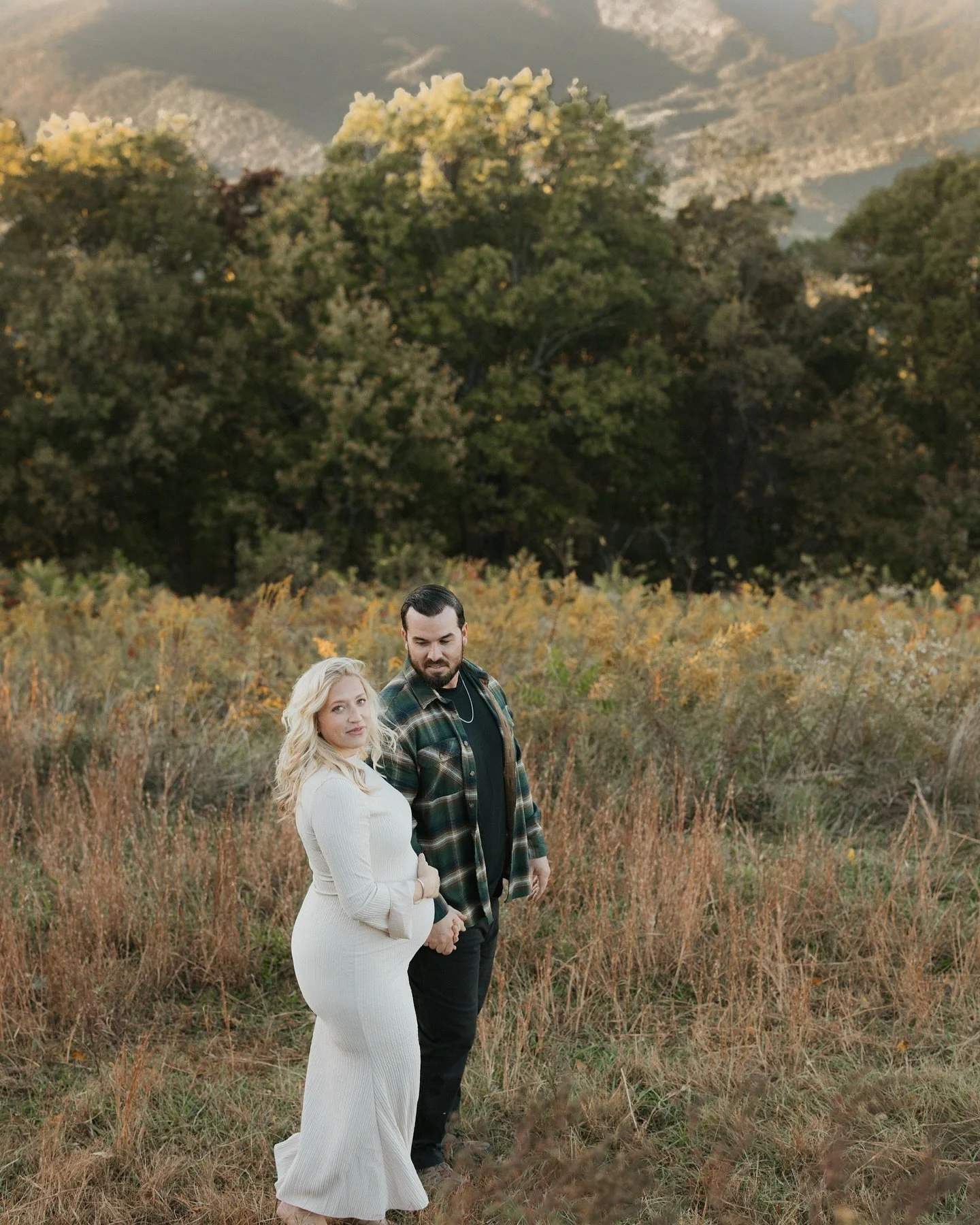 There&rsquo;s something about fall in Ellijay that never gets old. The soft light, the quiet hills, the way the air feels just a little crisper 🍂⛰️ This maternity session tucked in the Blue Ridge Mountains was everything I love about photographing i