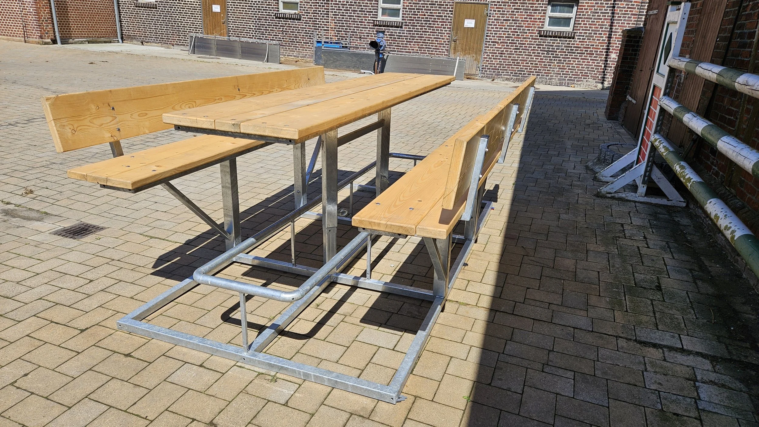Für den Hof oder Reitanlage. Die steckbare Sitzgarnitur, bestehend aus vier Elementen. 
1x Tischplatte, 2x Bank, 1x Grundrahmen. 
Jedes Element kann einzeln durch eine Standardtür 2m x 1m getragen werden.