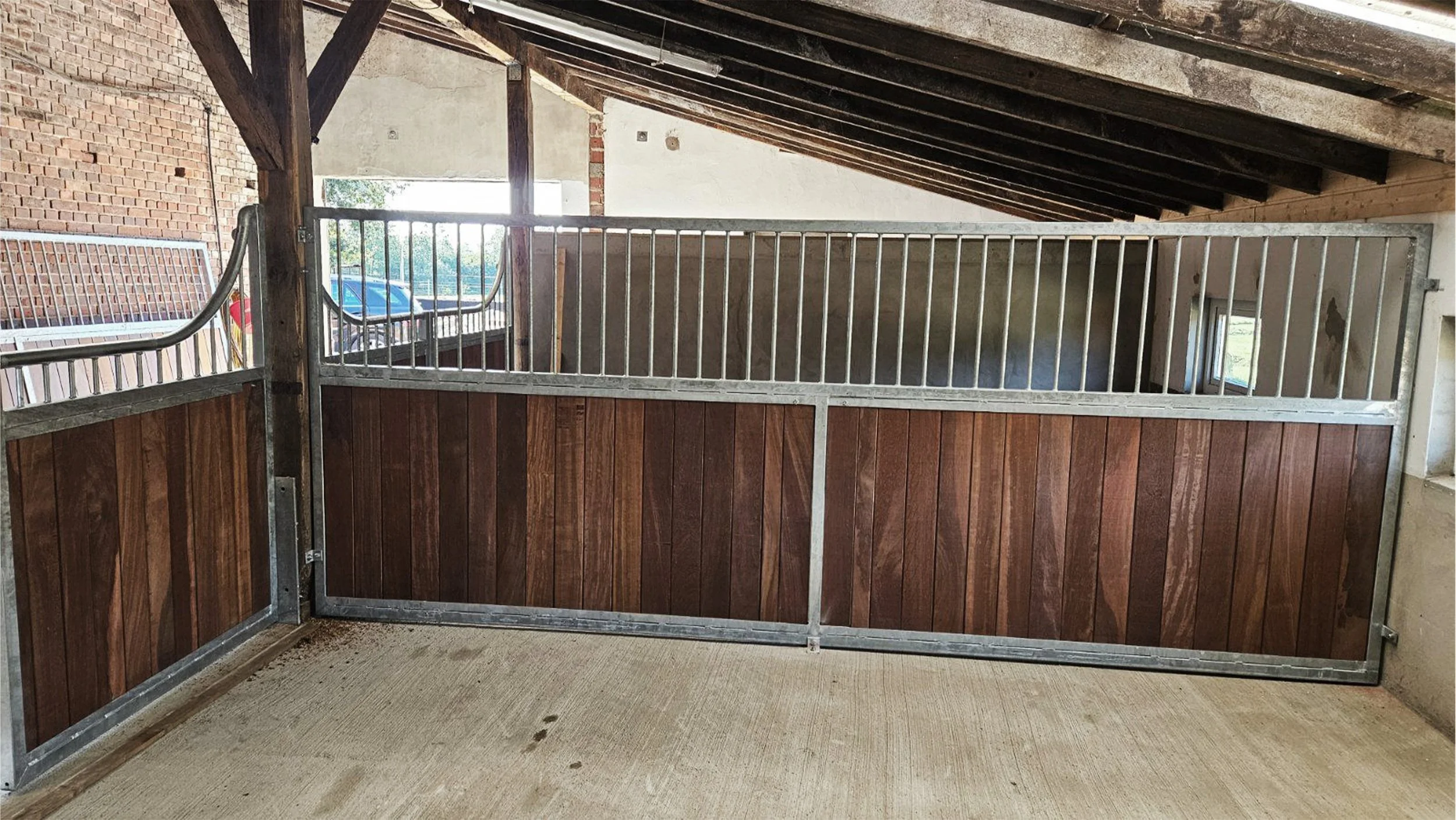 Standardtrennwand-hoch mit Gitter und Bongossiholz