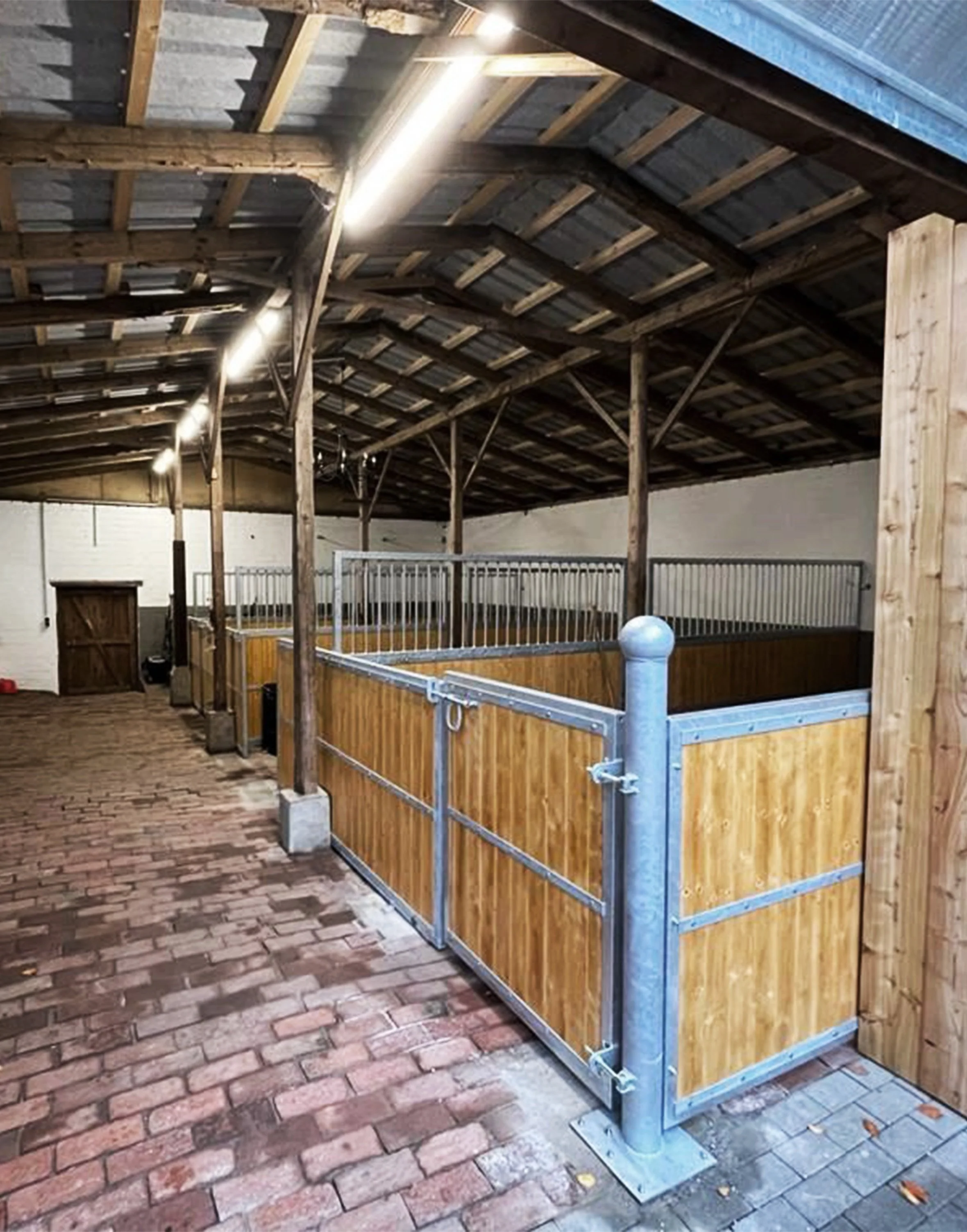 Die schlichte Variante, halbhohe Front, ohne Gitter, mit Mischholzfüllung.