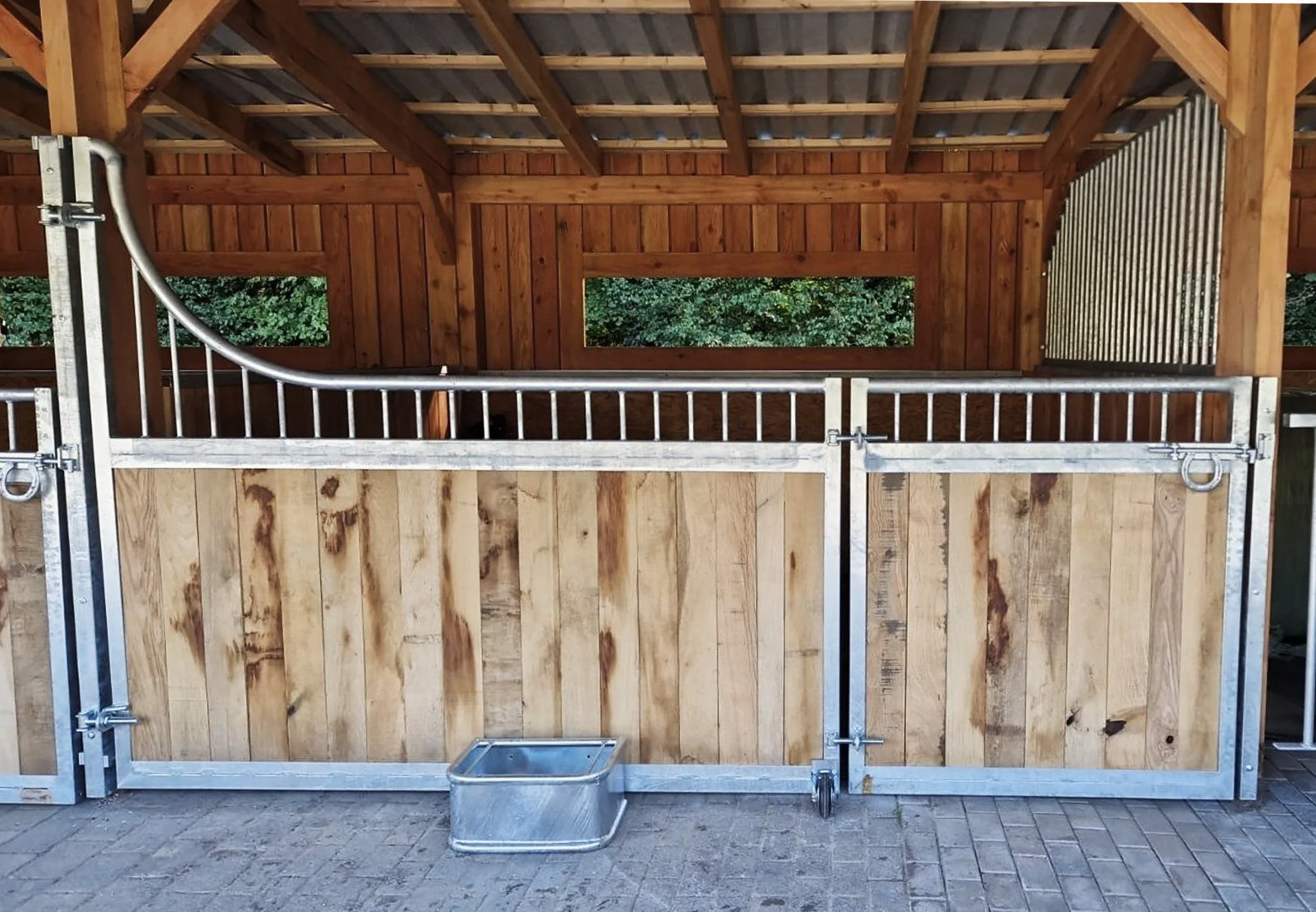 Fronttür kann einzeln oder komplett mit dem Frontelement geöffnet werden. Hier mit Eichenholz.