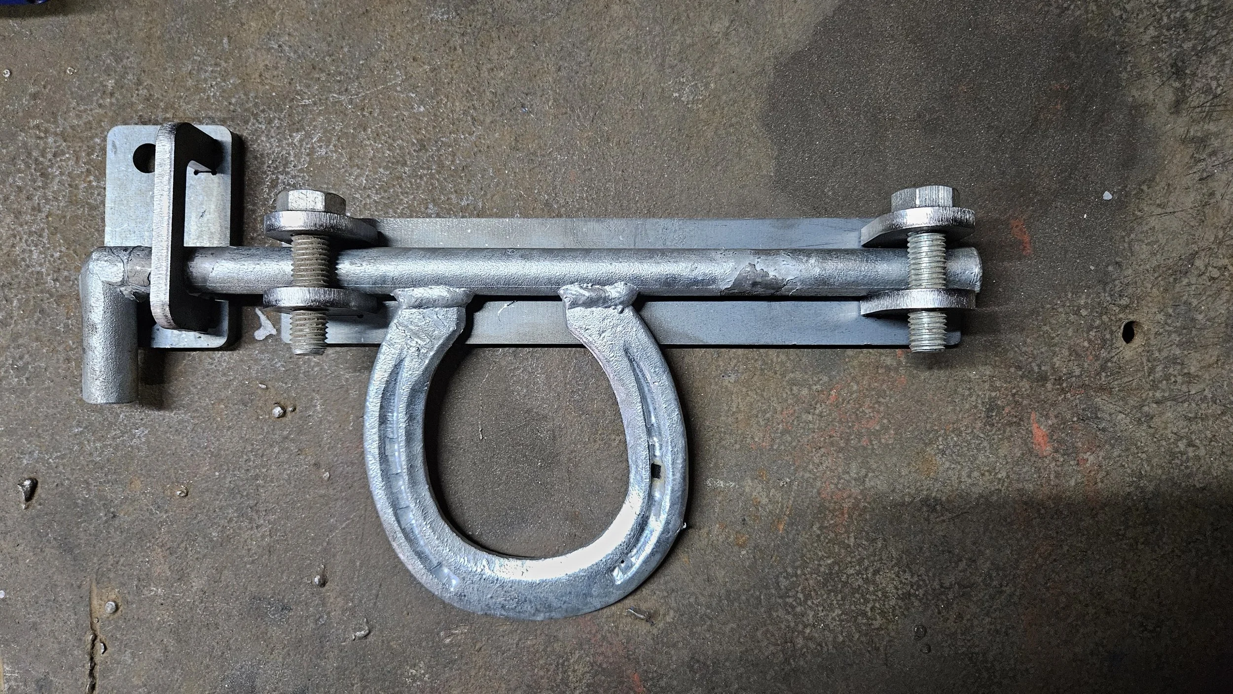 Unsere Hufeisenverriegelung. Einfach, aber sicher! Auf Wunsch auch mit Ihrem eigenen Hufeisen!