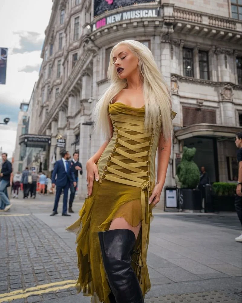 Christina Aguilera recrea look del 2000’: posó en un vestido Versace 22 años después