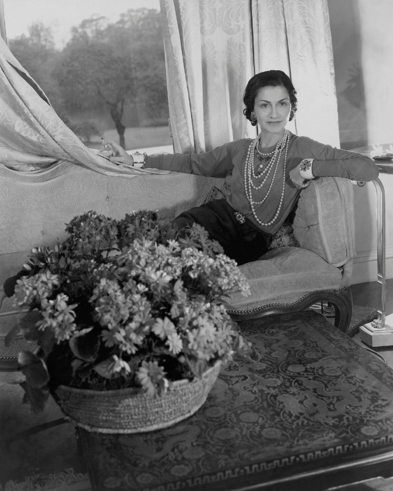 Del corsé al tweed: la herencia de Coco Chanel que sigue marcando estilo