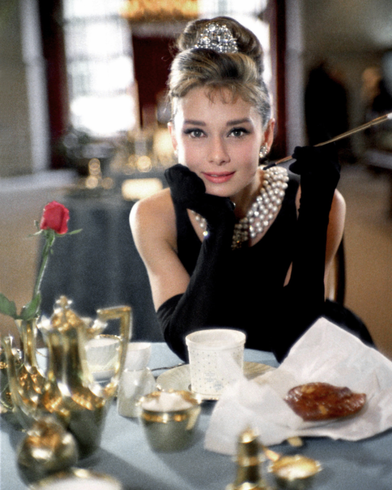 Audrey Hepburn y Humbert de Givenchy: una amistad que redefinió la elegancia y la moda en el cine