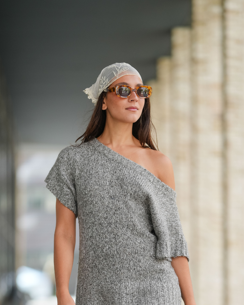 Guía de estilo: cómo elevar tu look con el pañuelo en la cabeza