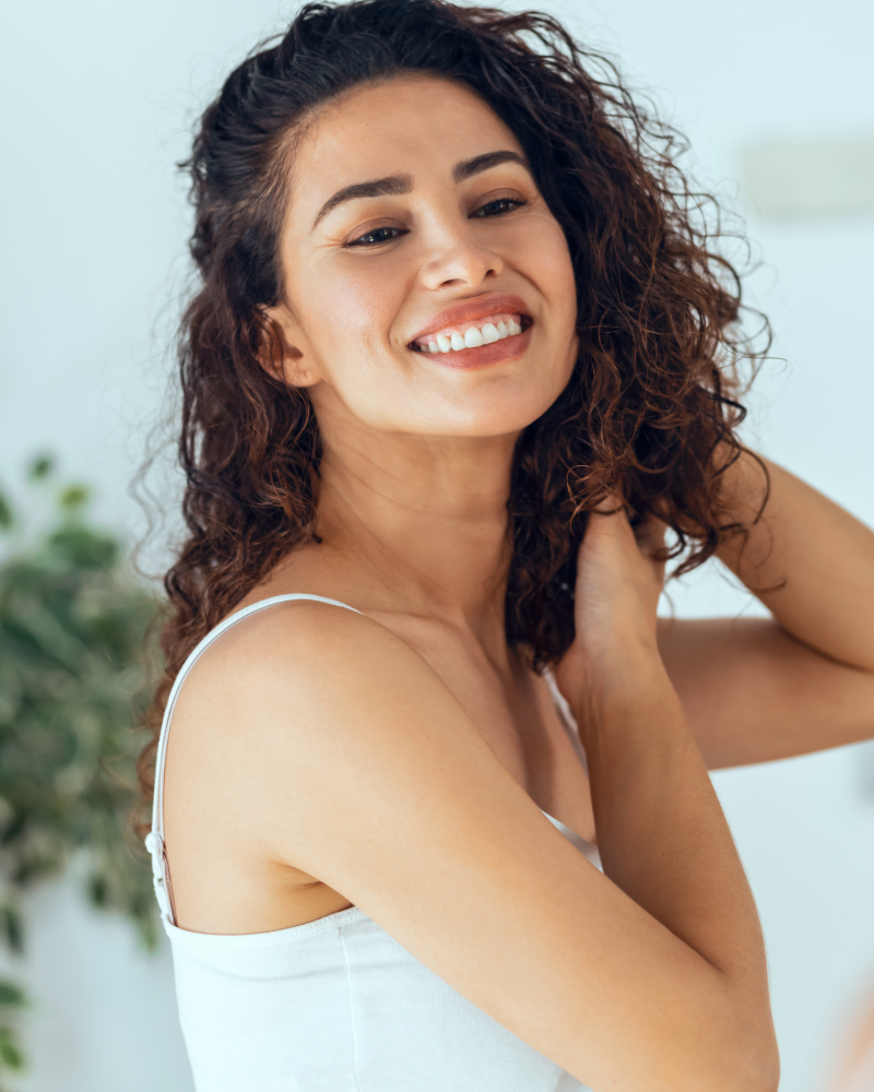 Rizos perfectos: claves para mantenerlos definidos y con volumen