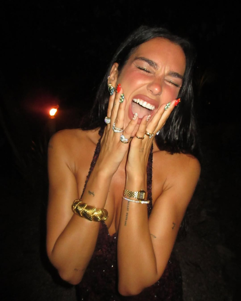 Uñas ‘blooming’: el diseño psicodélico con el que Dua Lipa recibió los 30