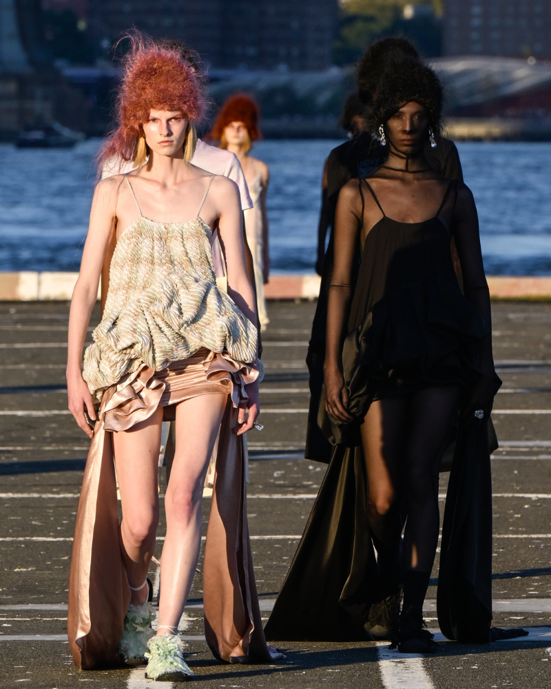 Collina Strada SS26 en New York Fashion Week: Luz, sombra y confrontación interior