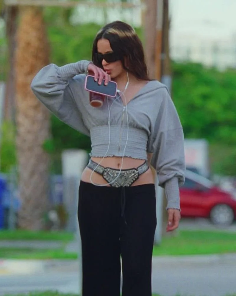 El mensaje tras el “cinturón de castidad” que usa Rosalía en el video de “La Perla”