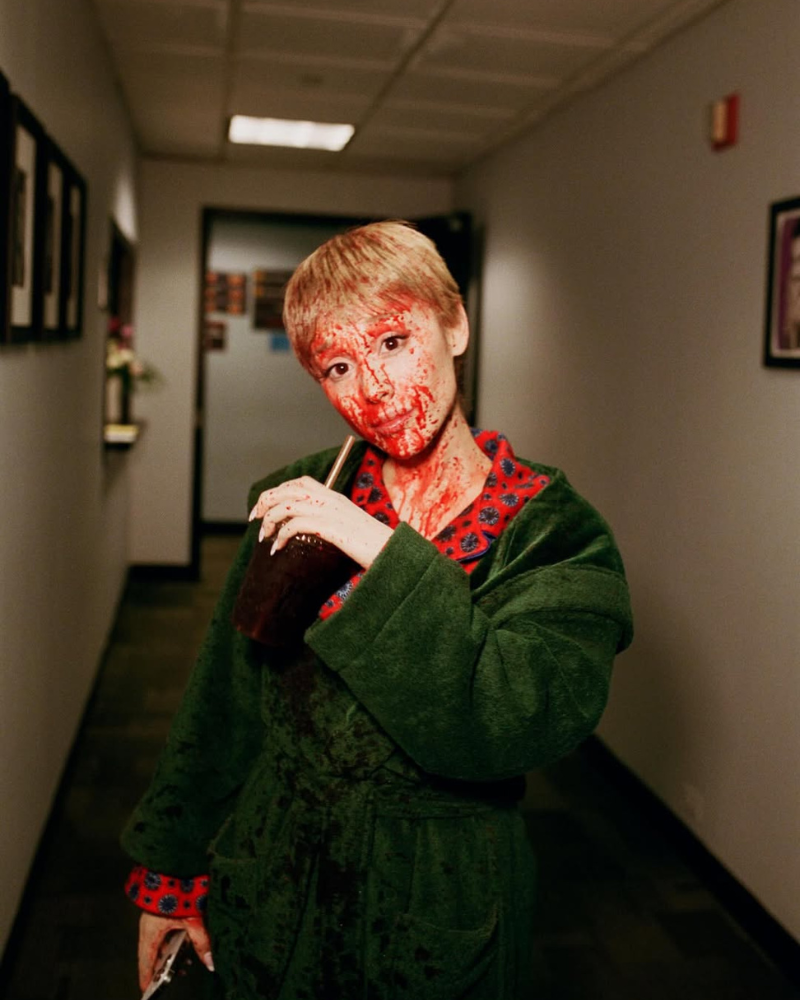 Ariana Grande se transforma en Kevin McCallister en inesperada versión de Mi pobre angelito