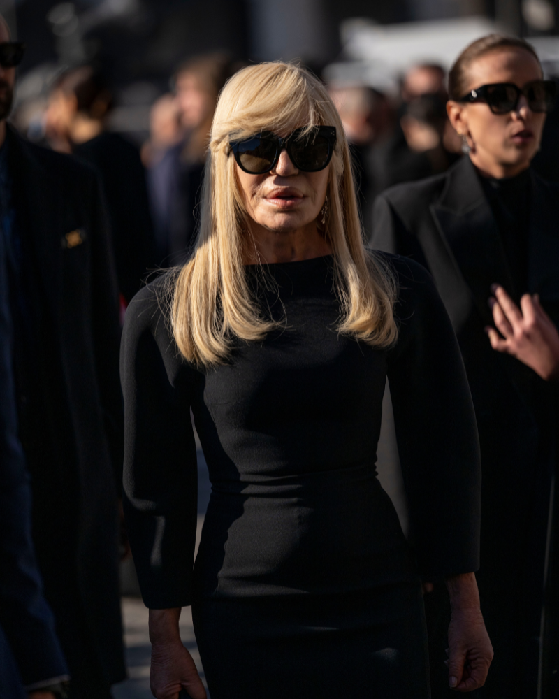 Donatella versace en el funeral de Valentino Garavani.png