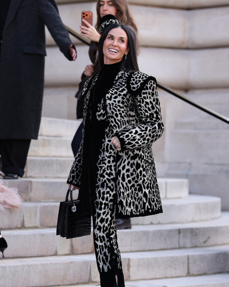 Demi Moore impacta a los 63 años en el desfile de Schiaparelli en París