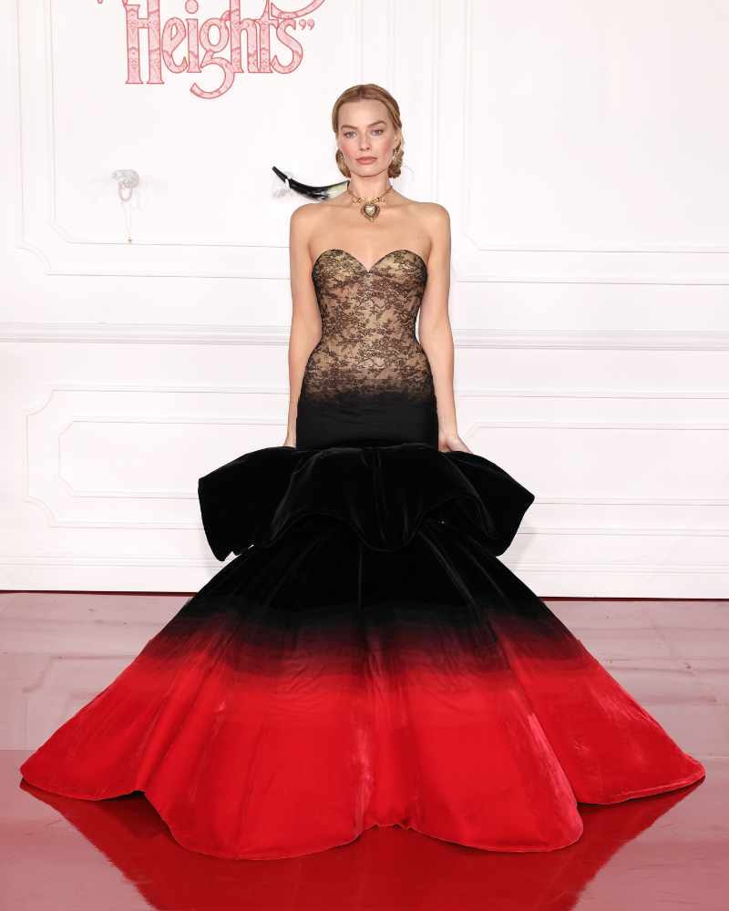 Margot Robbie apuesta por un gran vestido en el estreno de Cumbres Borrascosas y deslumbra con una joya histórica de Elizabeth Taylor