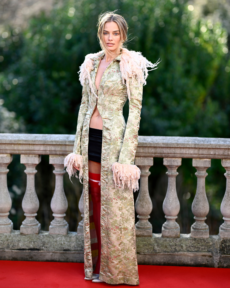 Margot Robbie sorprende en Londres con un abrigo vintage de John Galliano