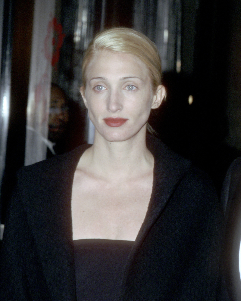 Cintillo, labial rojo y gafas: La fórmula de belleza de Carolyn Bessette-Kennedy