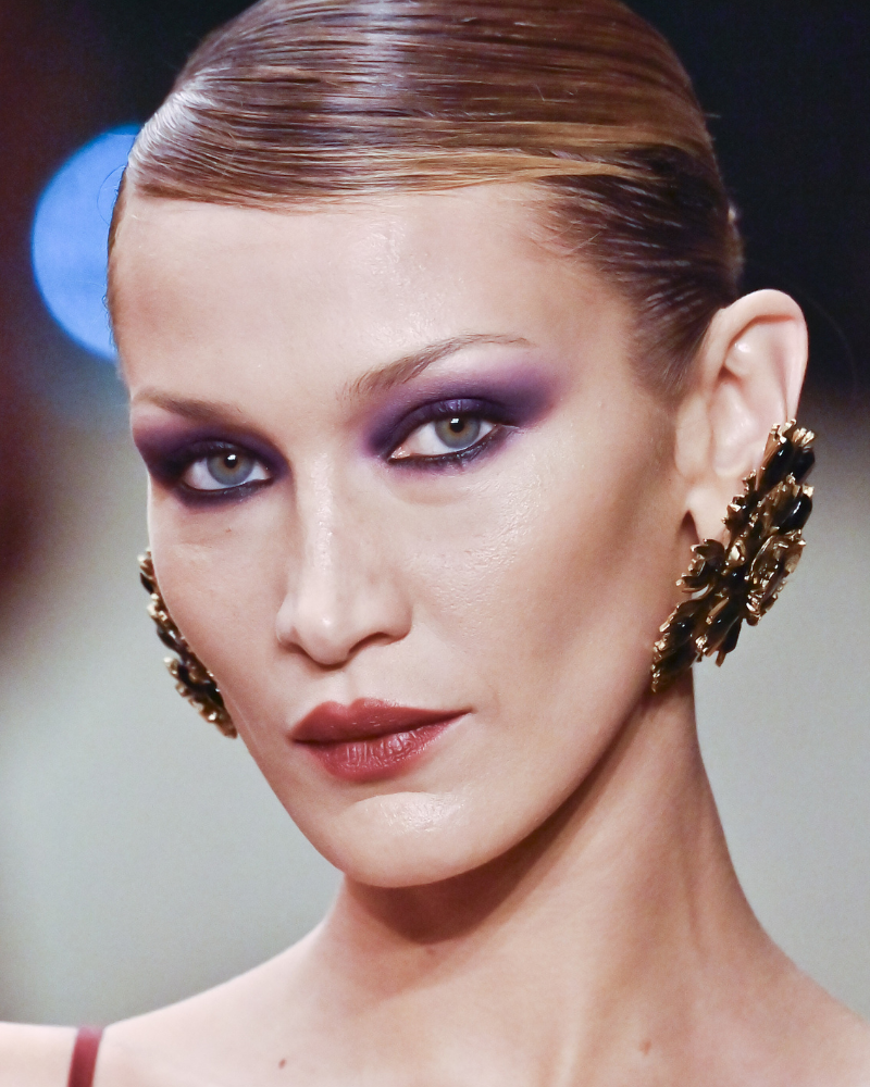 Ojos oscuros y difuminados: la tendencia de maquillaje que vuelve a las pasarelas