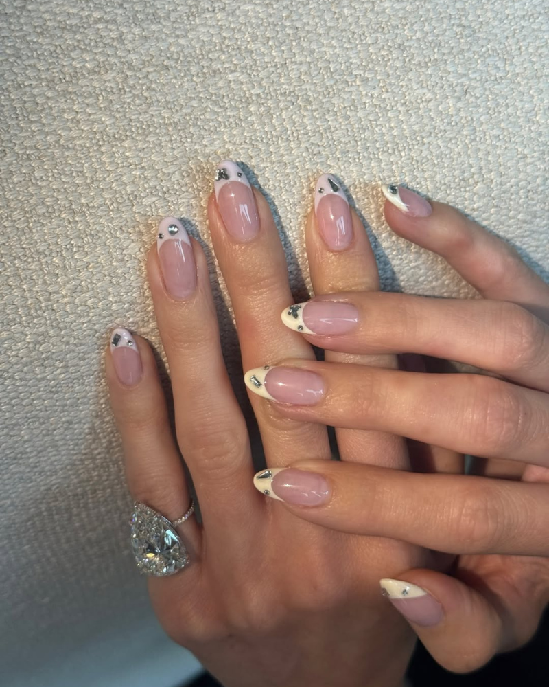 Cristales y francesa: la manicure de Kylie Jenner que eleva lo clásico