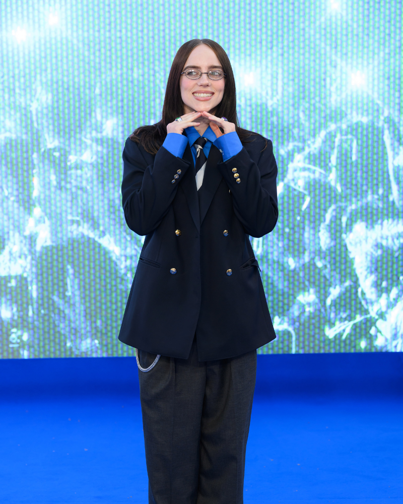 Corbata, ballon pants y blazer: Billie Eilish convierte el estreno de su concert movie en una declaración de estilo