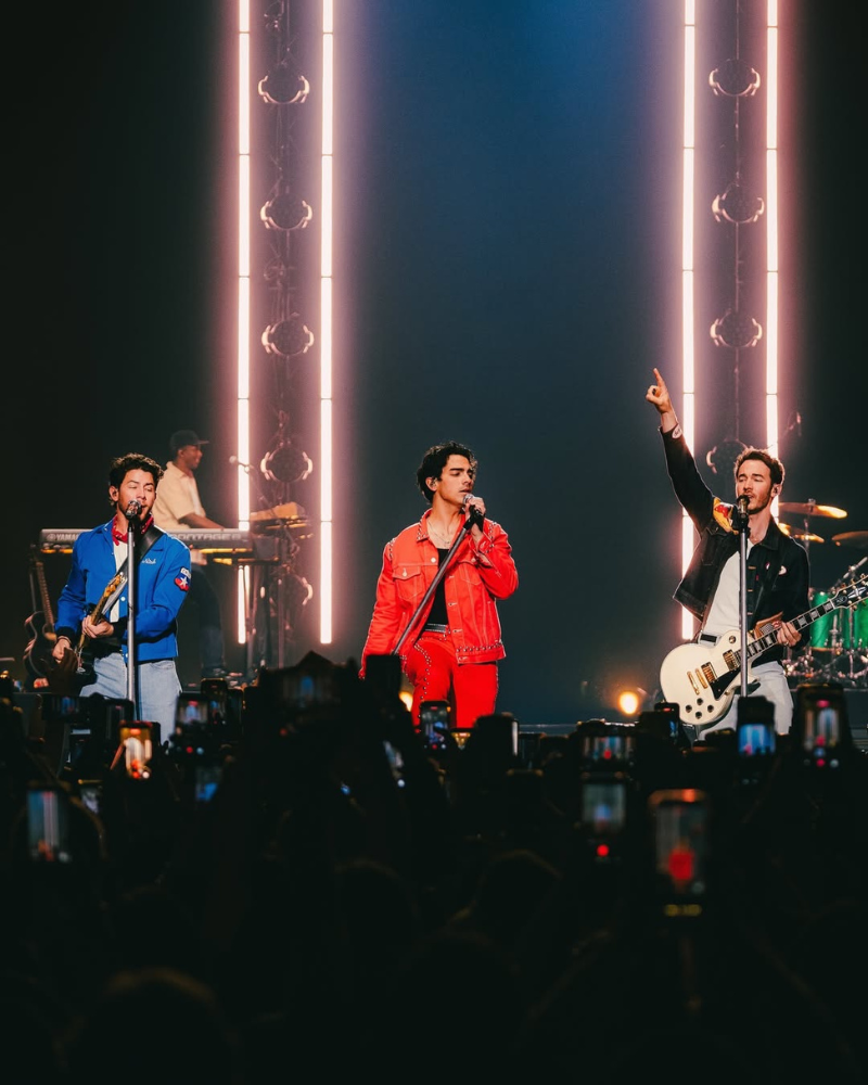 Jonas Brothers llevaron chaquetas chilenizadas en show que marcó su retorno a Santiago