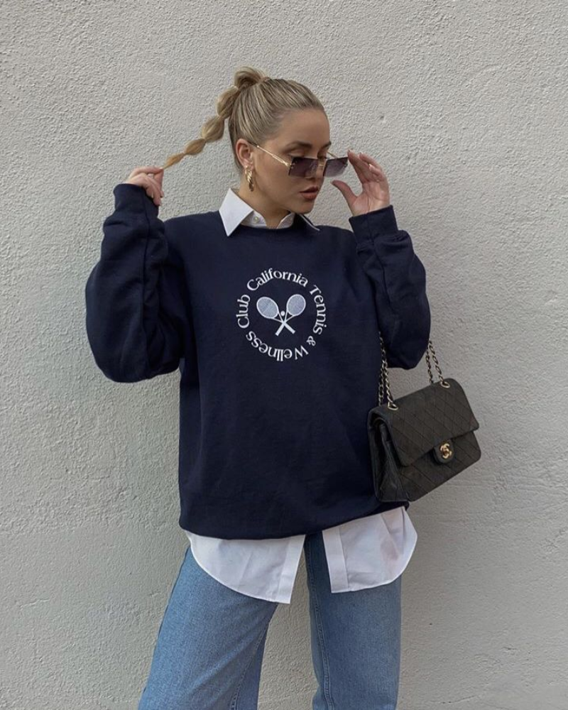 Polerón sobre camisa: la combinación preppy que volvió a tomarse el street style