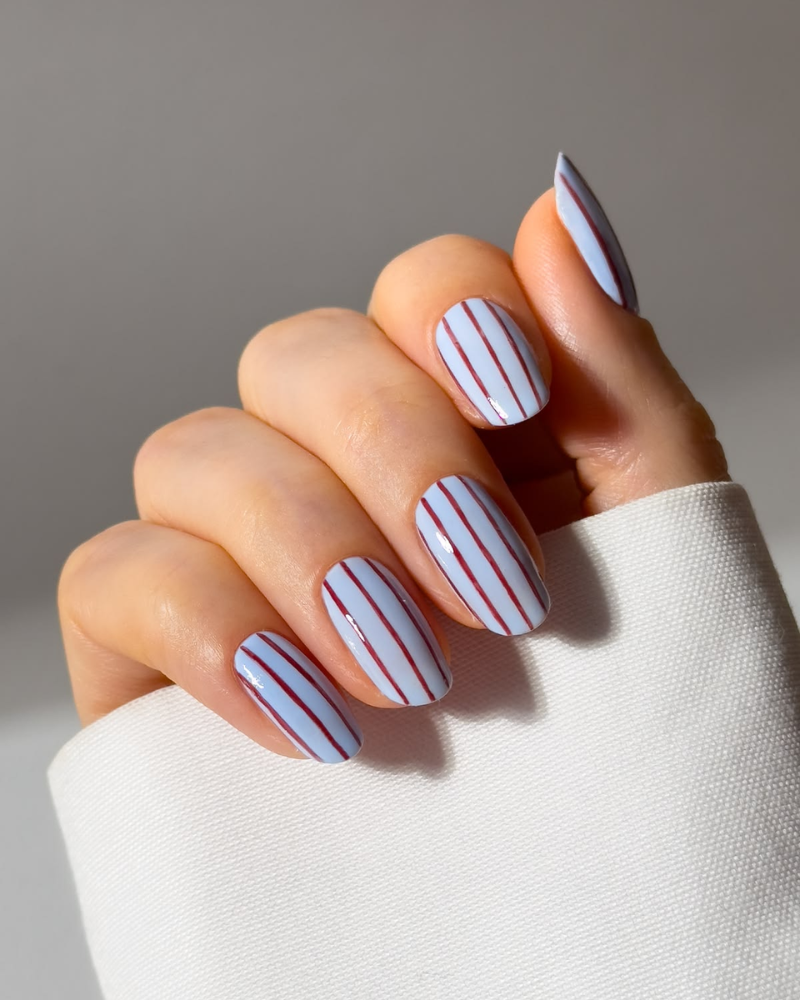 Uñas con líneas verticales: la manicure minimalista que estiliza las manos y es tendencia este año