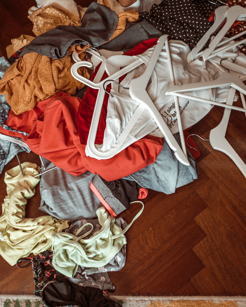 ¿Por qué acumulamos ropa en la silla? Psicóloga explica qué hay detrás de este hábito cotidiano