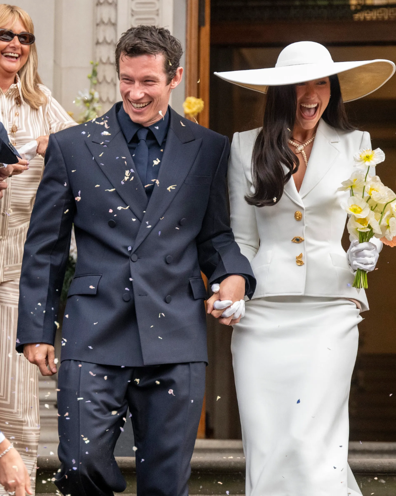 Minimalista, elegante y setentero: el guiño de Dua Lipa al legendario look de novia de Bianca Jagger