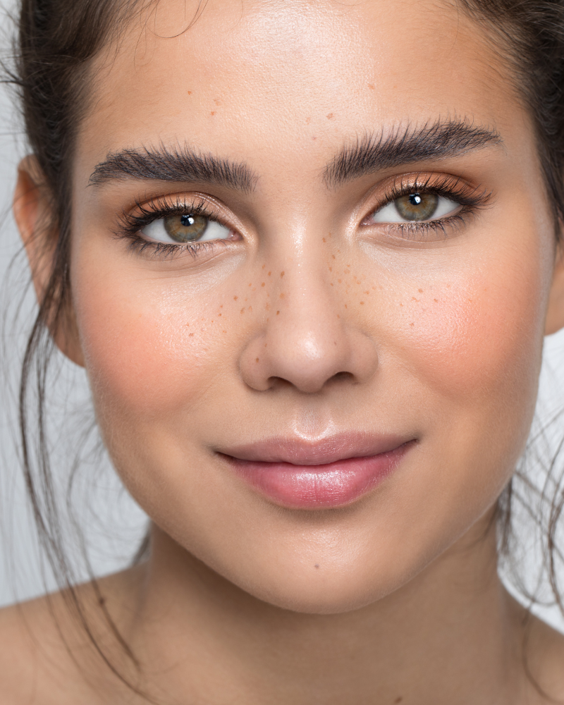 Las cejas que arrasan en 2026: naturales, definidas y con efecto lifting