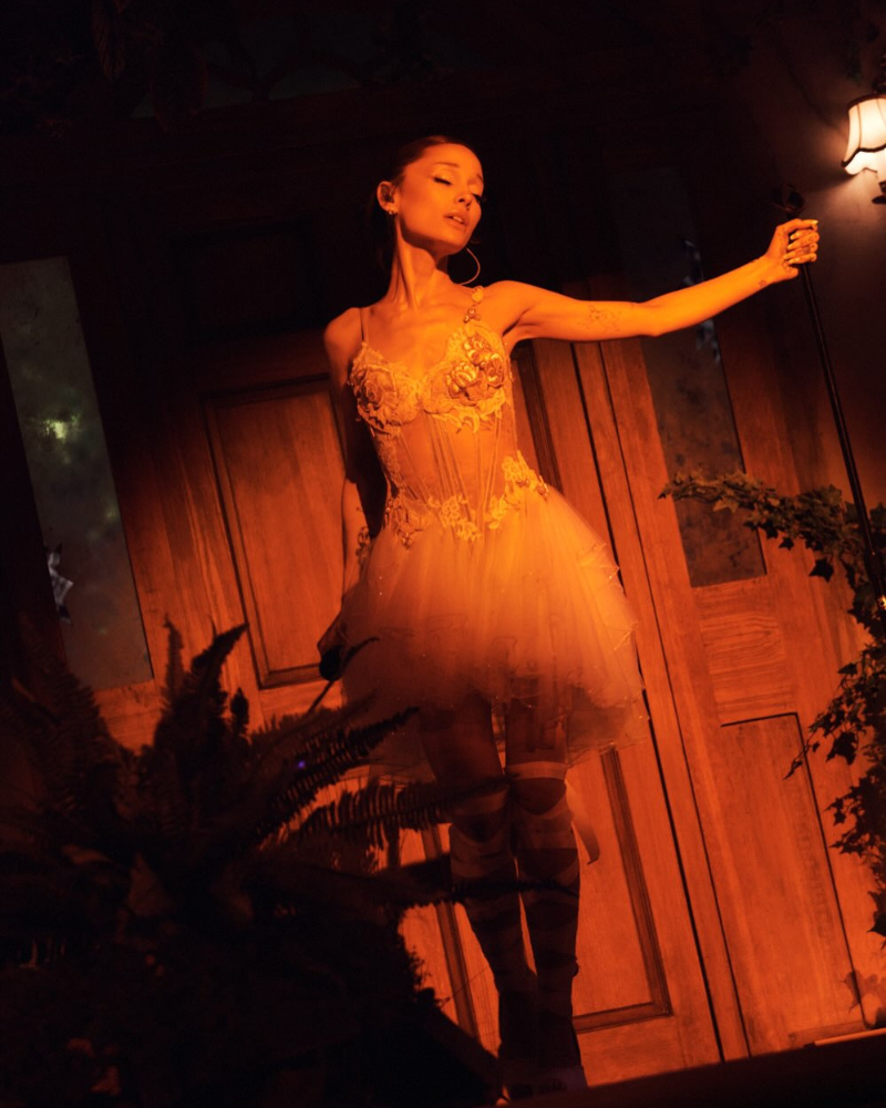 De Givenchy a Alexander McQueen: los looks de Ariana Grande en su regreso a los escenarios tras siete años