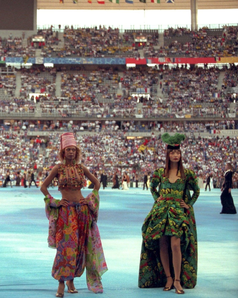 Yves Saint Laurent y el Mundial de Francia 1998: el histórico desfile que unió la moda y el fútbol