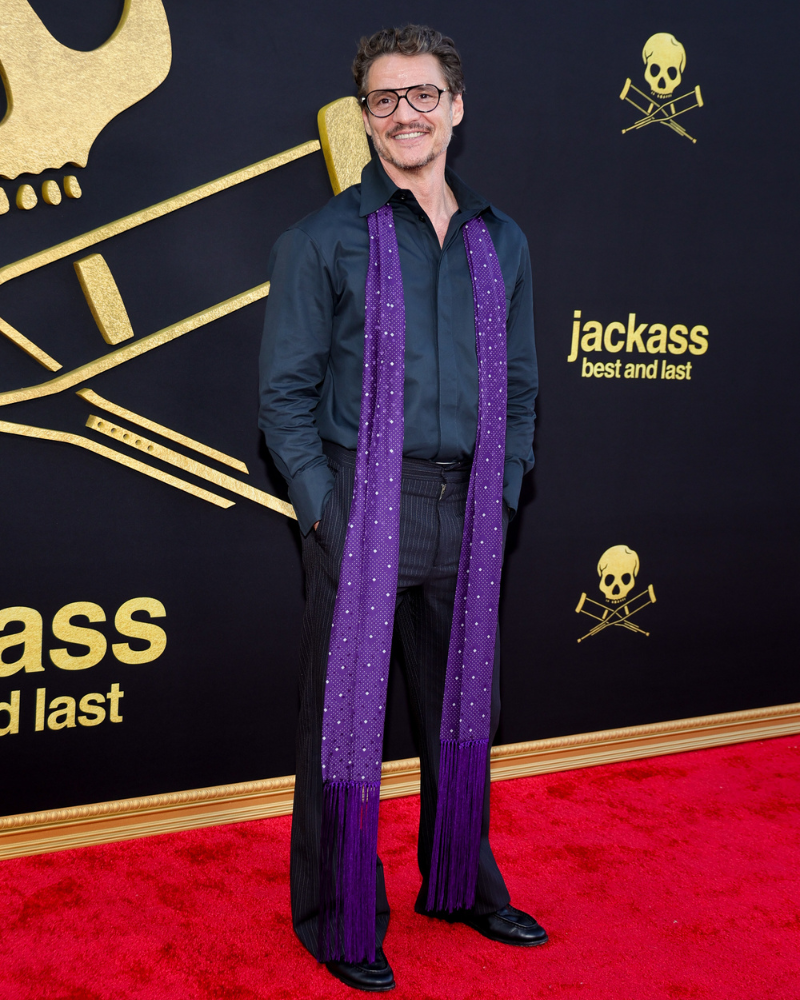 Pedro Pascal eleva su look con el accesorio inesperado: una bufanda protagonista en la alfombra roja