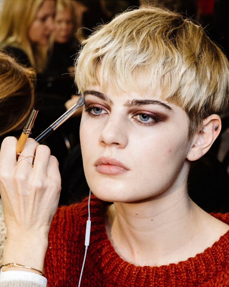 De la pasarela a tu cosmetiquero: Las paletas metálicas conquistarán la temporada 2026-2027