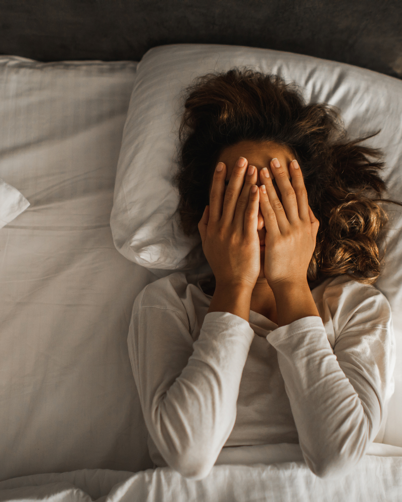 ¿Por qué tu cerebro no consigue desconectarse? Las razones detrás del "modo alerta" constante
