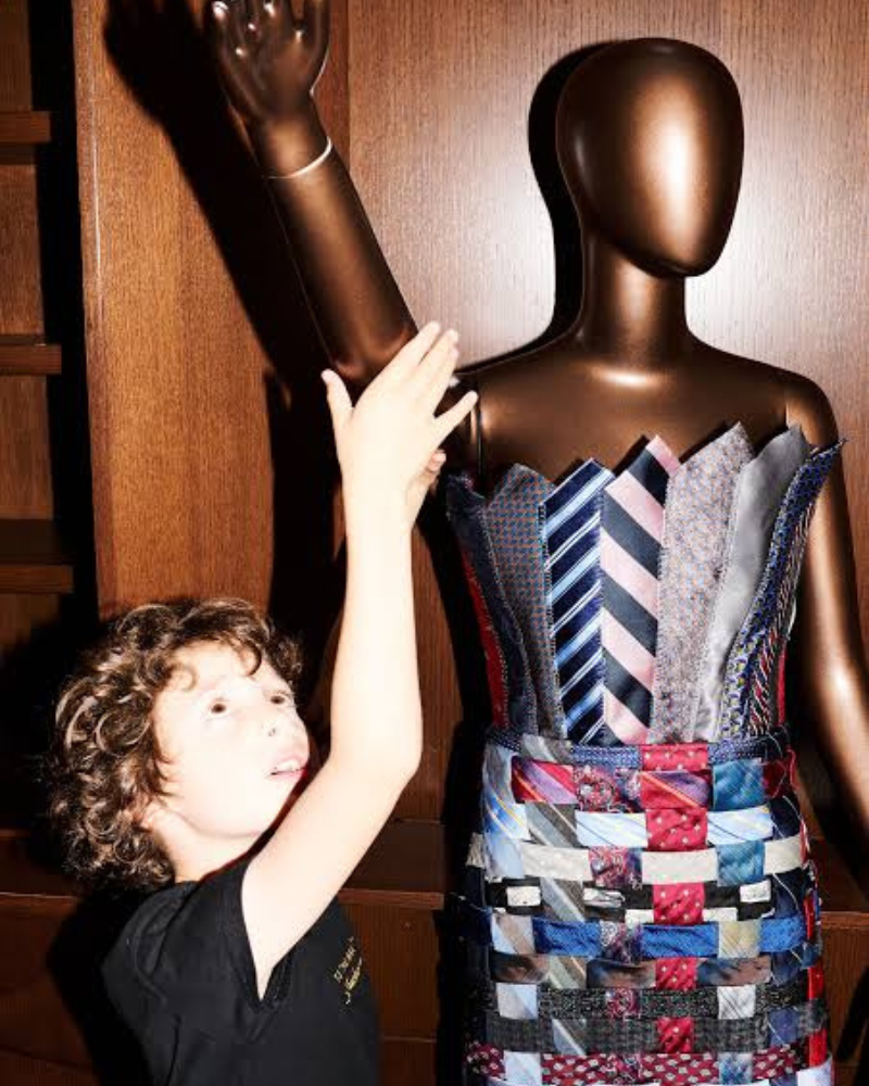 Max Alexander, el diseñador de 10 años que visitó el vertedero de ropa del desierto de Atacama