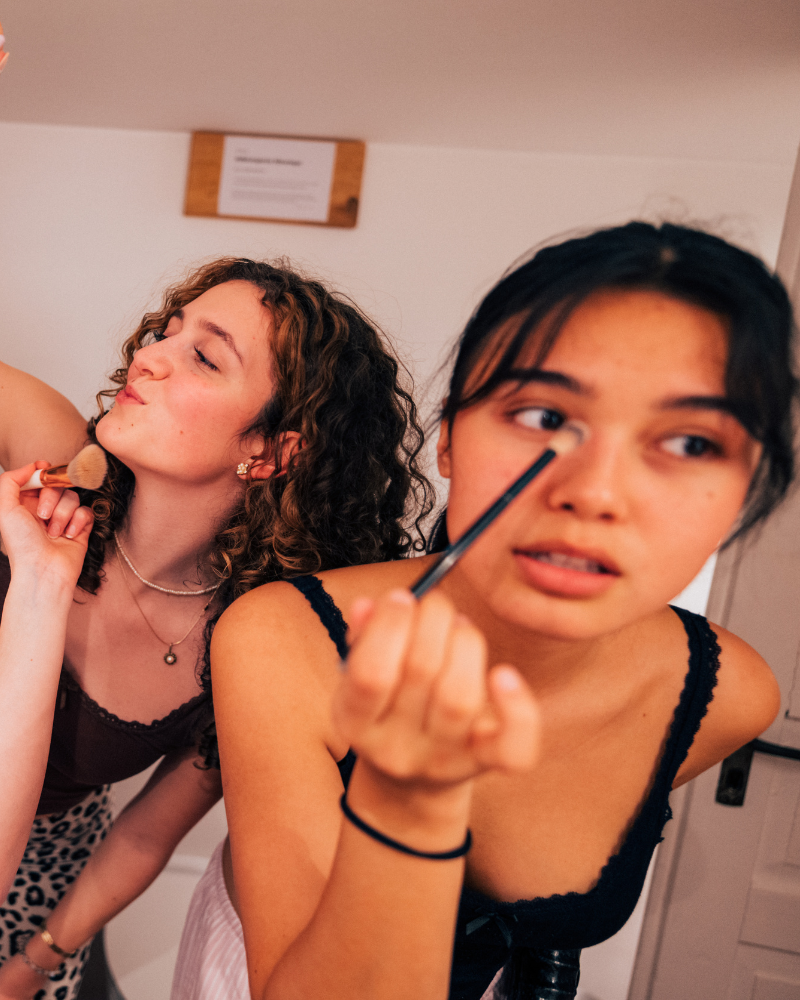 Calor, alcohol, baile y comida: Cómo hacer que tu maquillaje sobreviva durante toda la fonda