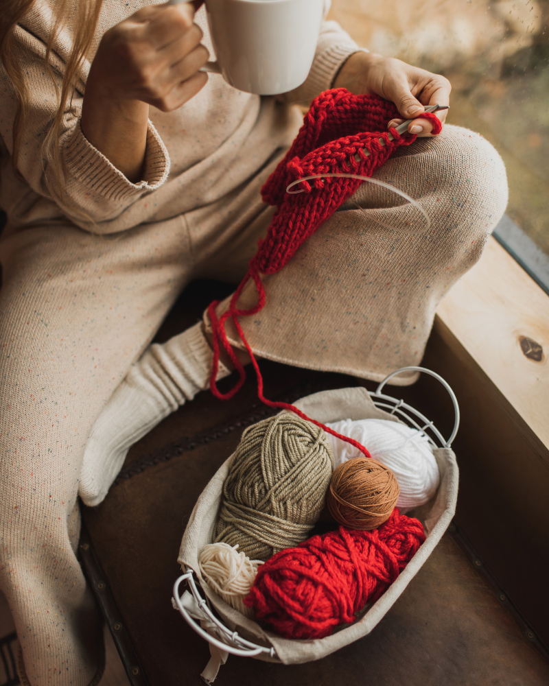 Del scroll al crochet: por qué tener hobbies está de moda