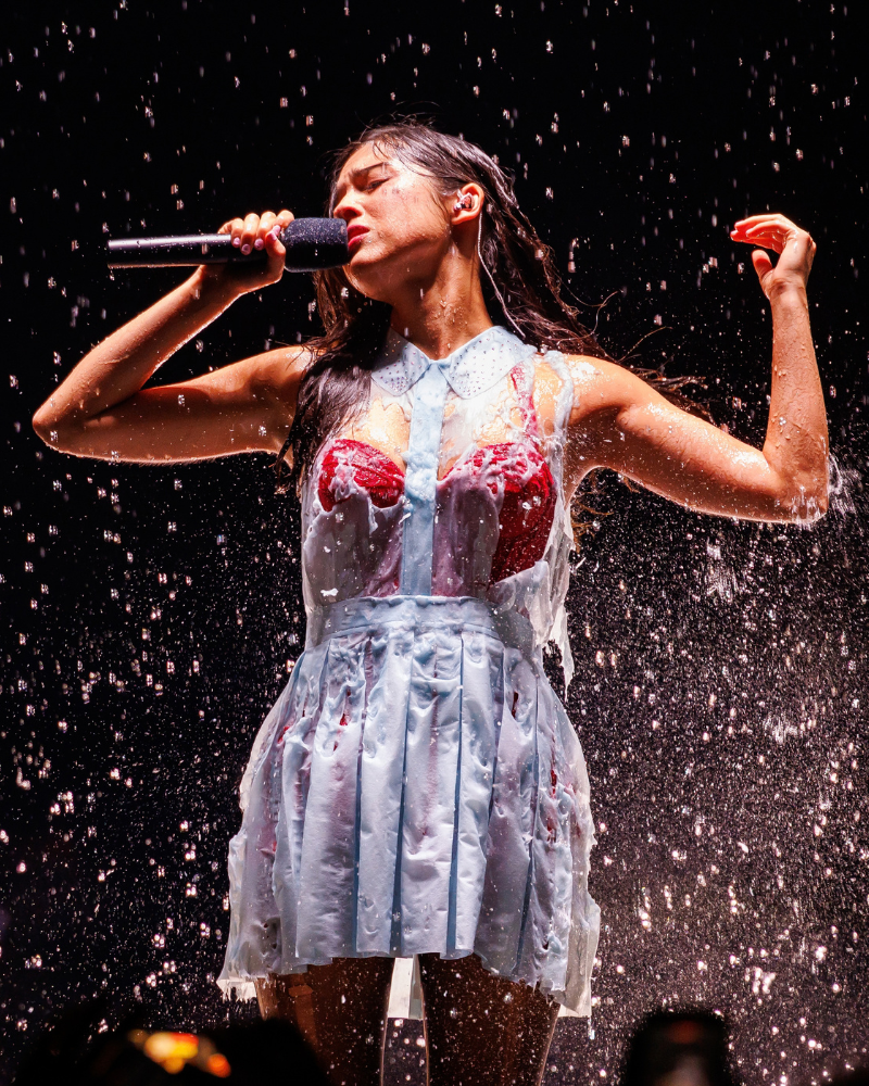 Los detalles del vestido de Olivia Rodrigo que se deshizo en escena