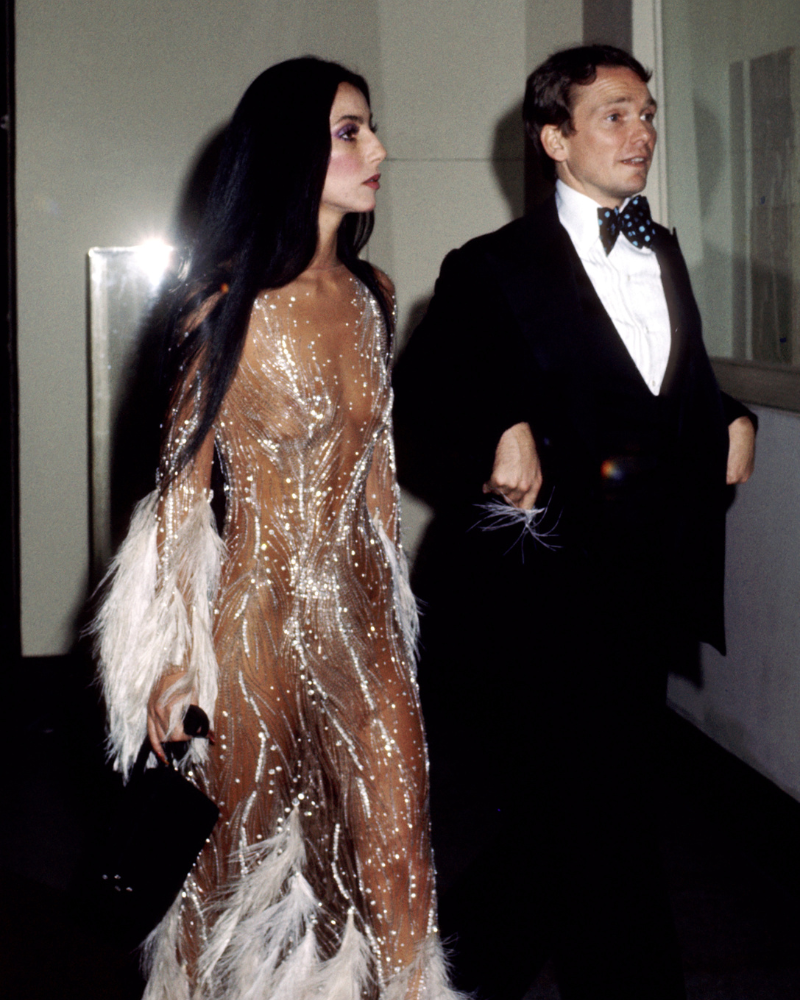 Bob Mackie y Cher en la Met Gala 1974