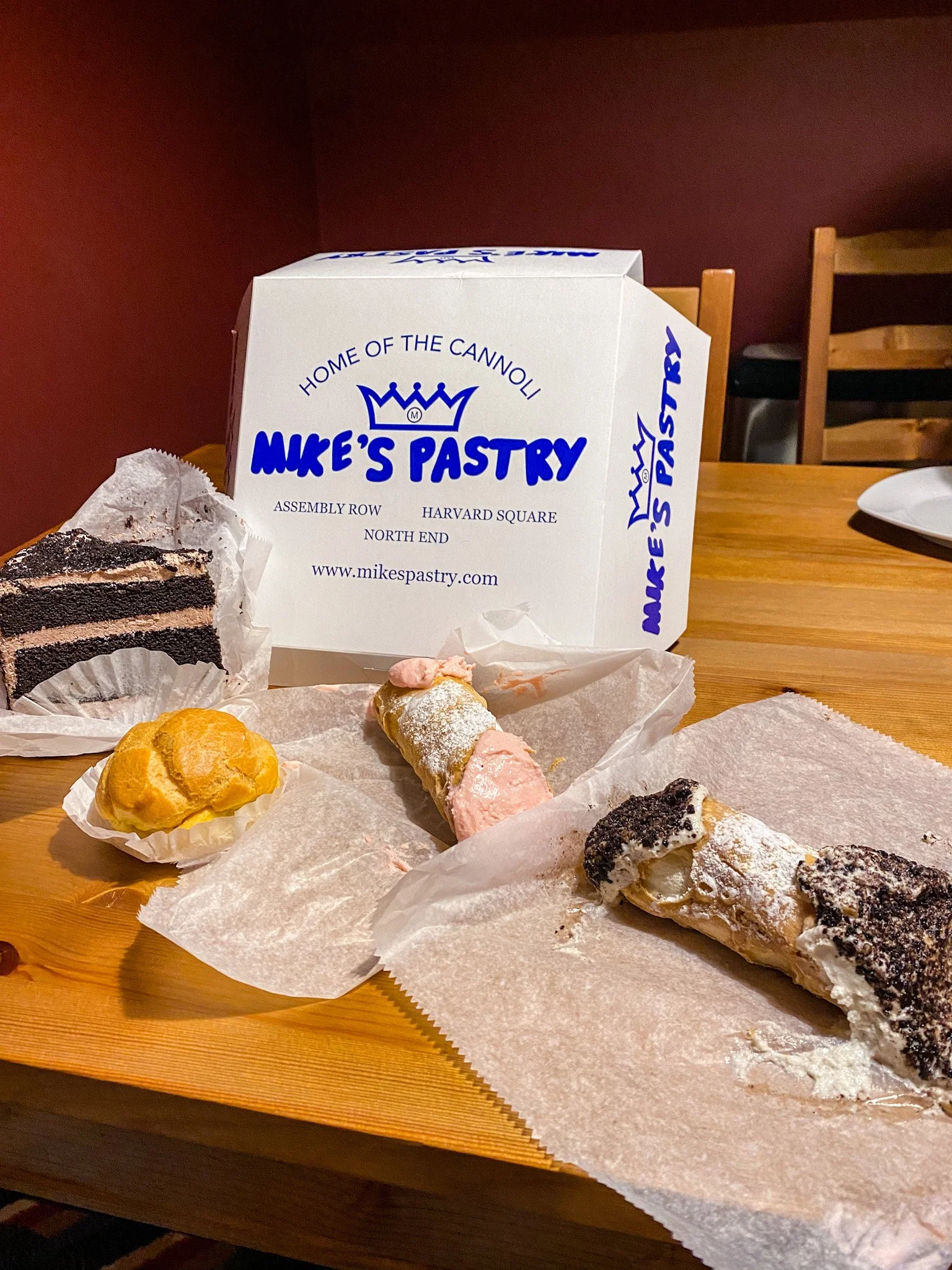 Boston food tour cannoli at Mike's Pastry