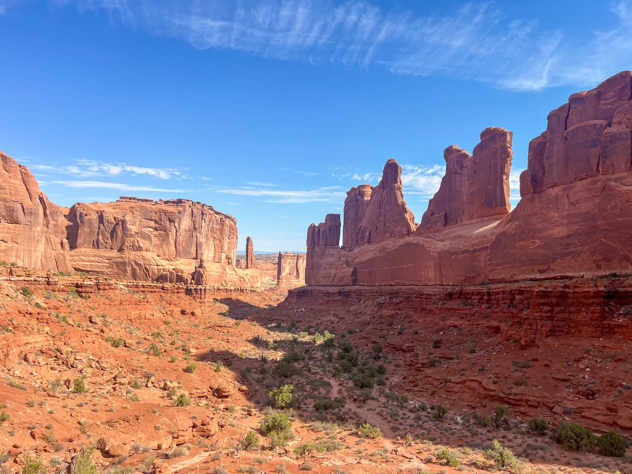 Park Avenue viewpoint cliffs in Arches National Park guide