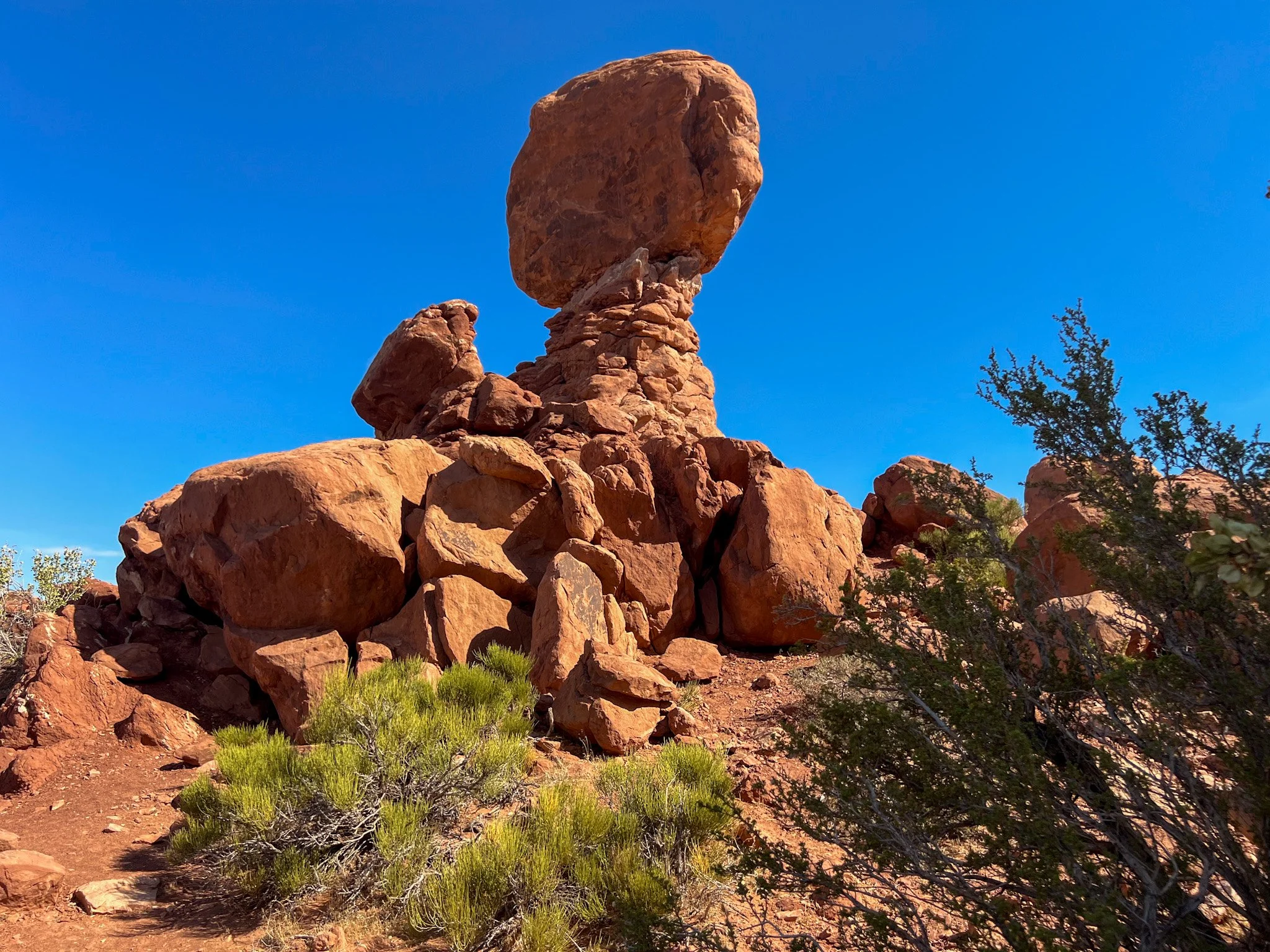 Balanced Rock sunrise view in Arches National Park guide