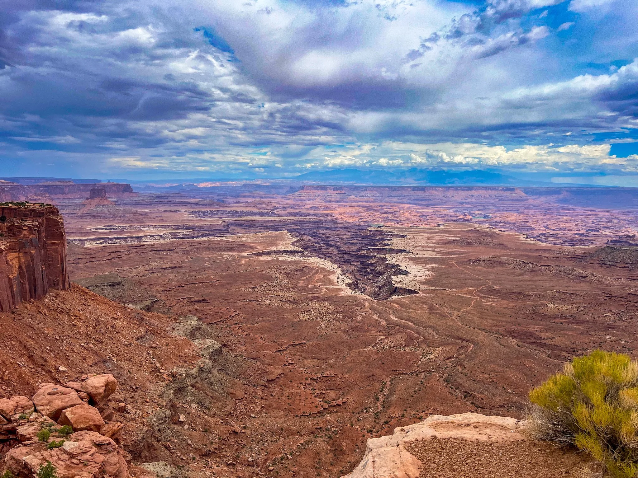 Buck Canyon Overlook sweeping cliff views — best stops in Canyonlands National Park