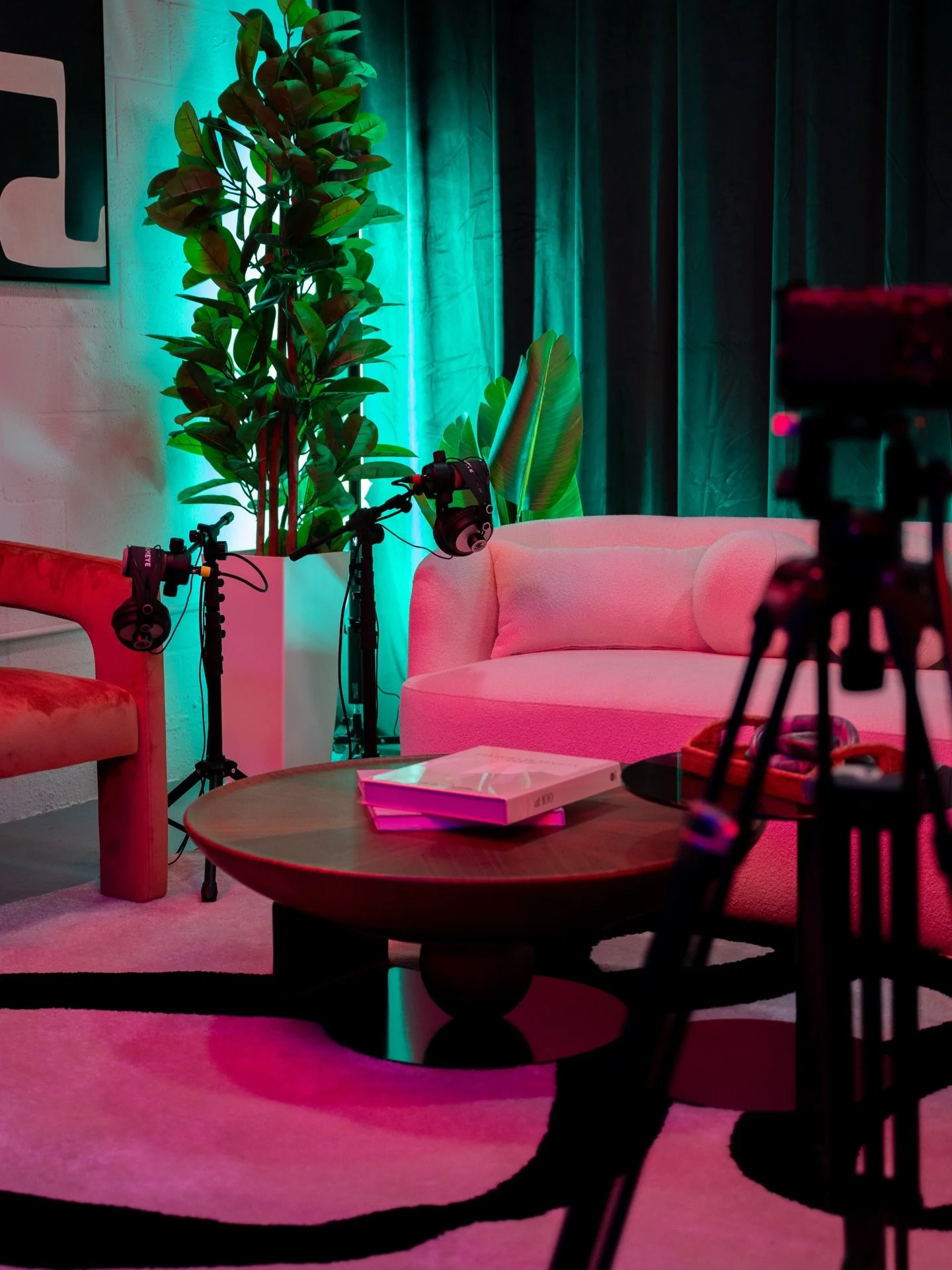 Set 003 &mdash; same space, completely different energy 🎭✨
A new theme, new colors, and a whole new mood to match whatever you&rsquo;re creating. From podcasts and interviews to photoshoots, videos, and creative content, this setup lets you switch t