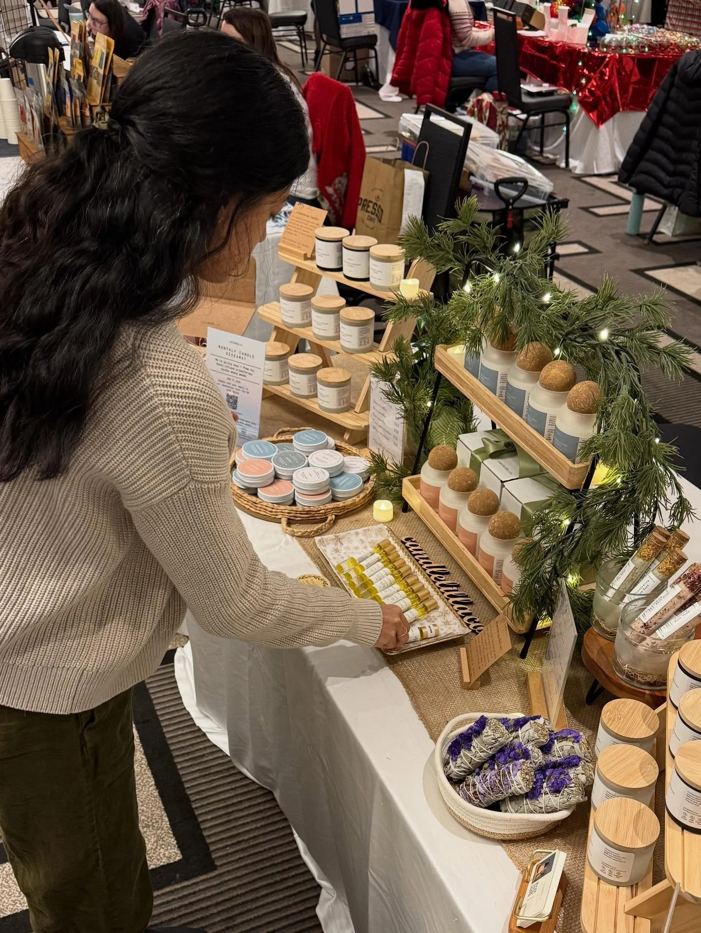 Join me for my last holiday market this weekend at the @neopenmarkets Sunday 11a-4pm! It&rsquo;s going to be nice and cozy with so amazing local makers🎄 

I may even have some chai candles (finalllly got the formula down, and will be restocking a sm