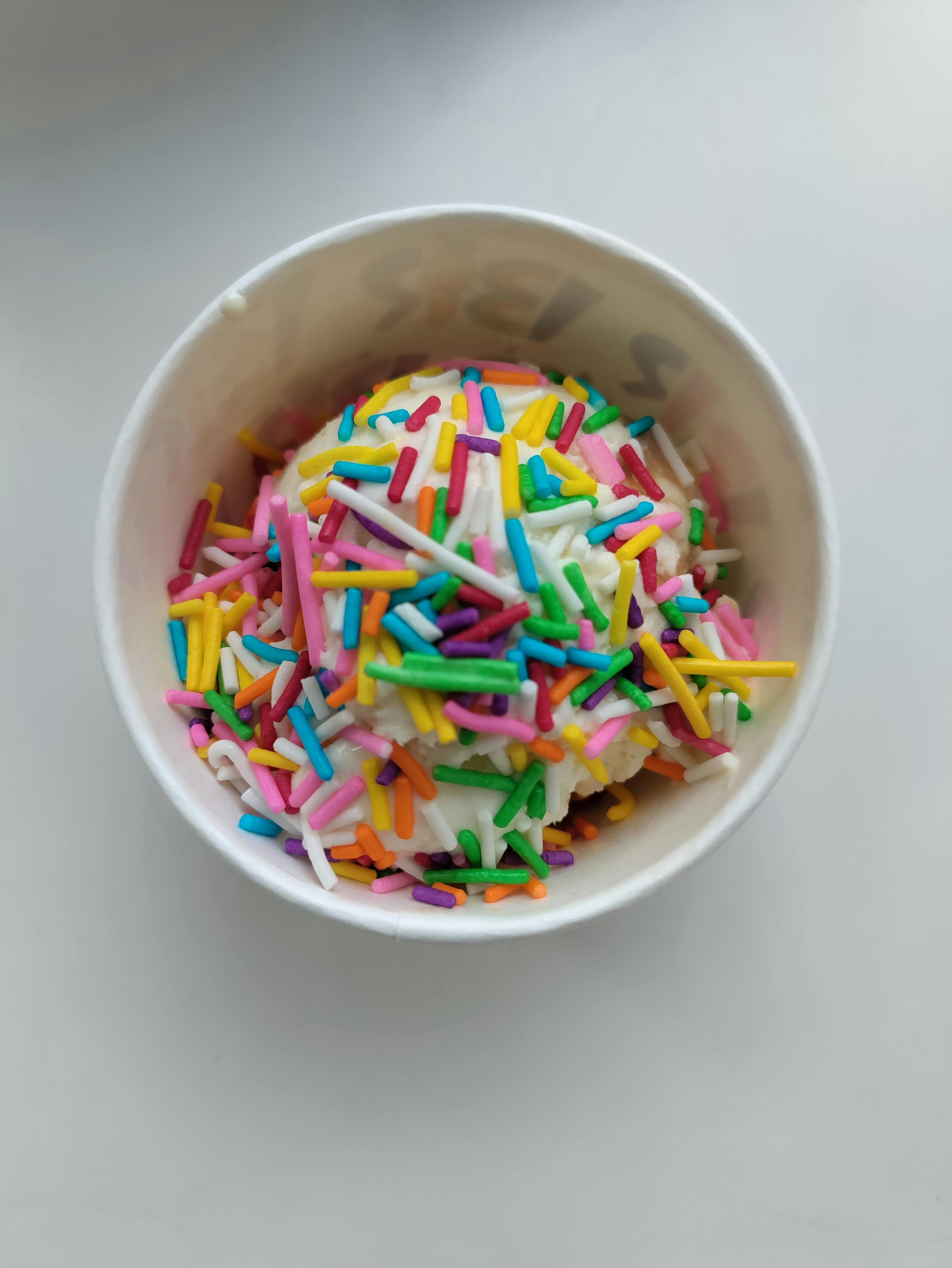 HIGH PROTEIN BIRTHDAY CAKE
Blend 30g cottage cheese, 1/2C skim milk, 1/2C water, 6g cake batter extract, 1 scoop vanilla protein powder (or cake batter), 7g sugar free cheesecake pudding mix before freezing. Add in sprinkles or vanilla cookies befor