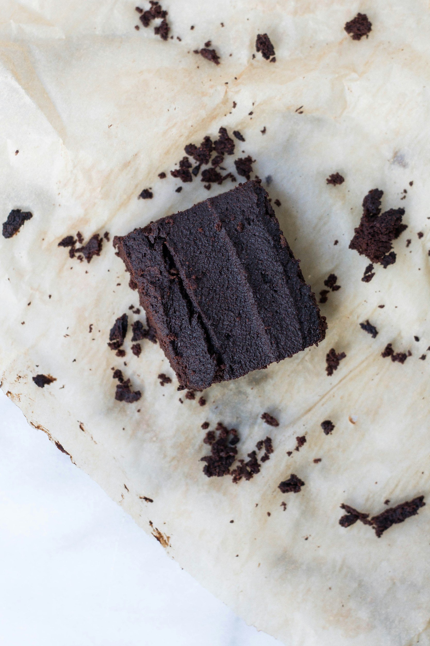 4 INGREDIENT BROWNIES
Mash 5 overripe bananas, add in 2 scoops chocolate protein powder, 2Tbsp peanut butter, 1Tbsp baking powder, and (optional) chocolate chips. Combine all ingredients well and place mixture into oven-safe dish. Bake at 375F for 2