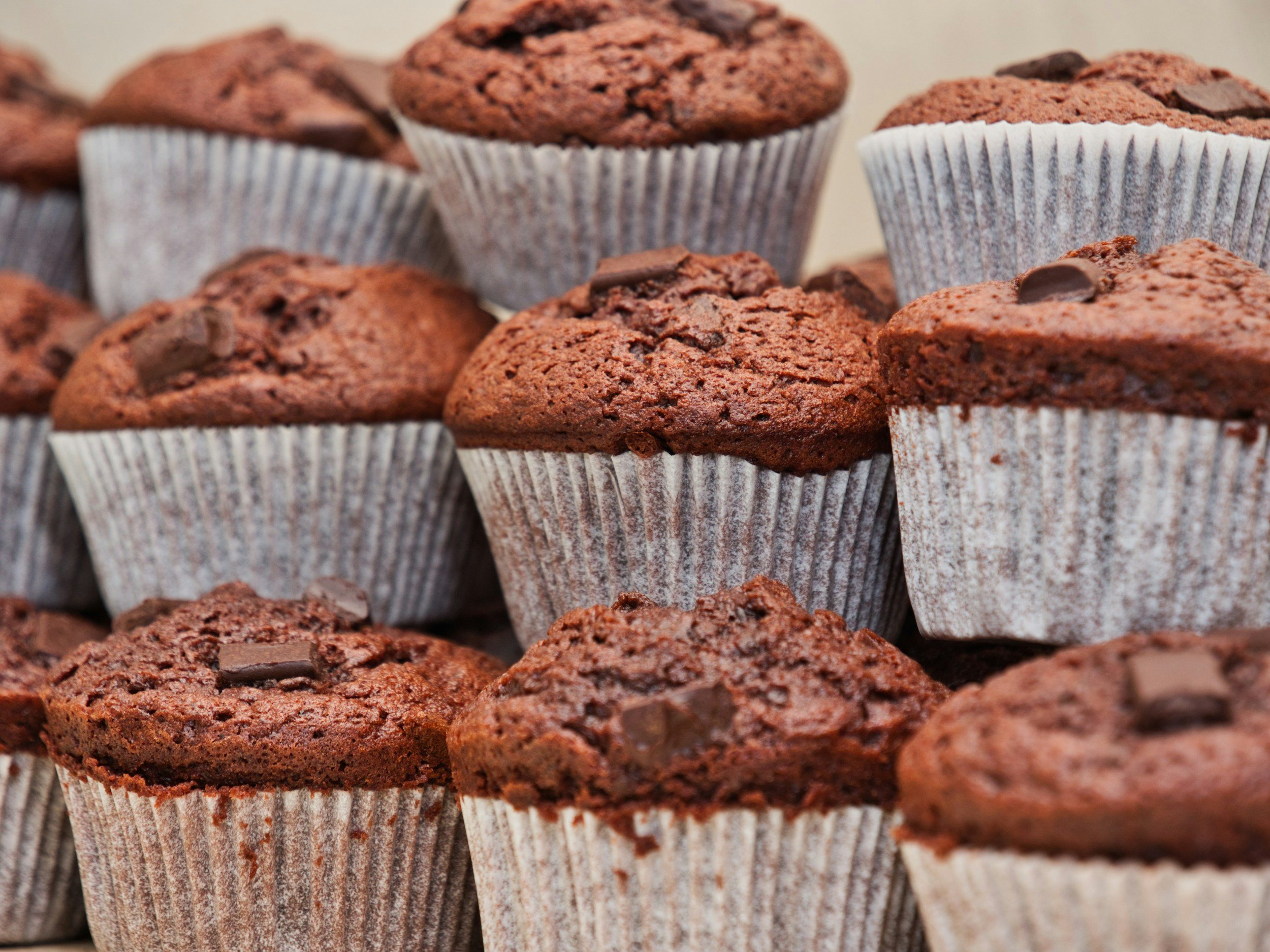 HIGH PROTEIN DOUBLE CHOCOLATE MUFFINS
Combine 1/2C high protein pancake mix, 1/3C cocoa powder, 1/3C sweetener of choice, 1tsp baking powder, 2 eggs, 3/4C nonfat greek yogurt, and 1/4C milk. Fold in chocolate chips and evenly distribute batter into