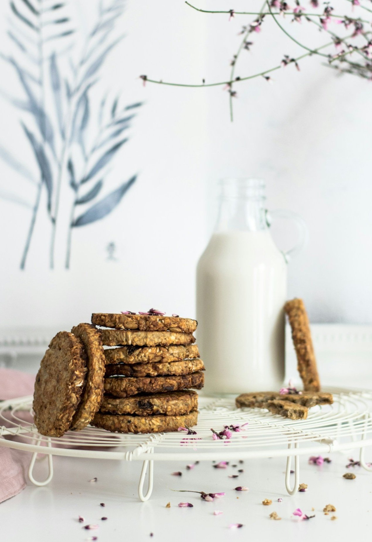 BREAKFAST COOKIES
In a bowl, combine 1 mashed ripe banana, 1/4C nut butter, 1tsp cinnamon, 1/2Tbsp chia seeds, and 2Tbsp maple syrup (or honey). Add in 1/4C pumpkin seeds, 1/3C raisins, and 1C oats and stir until well combined. Place mixture in the